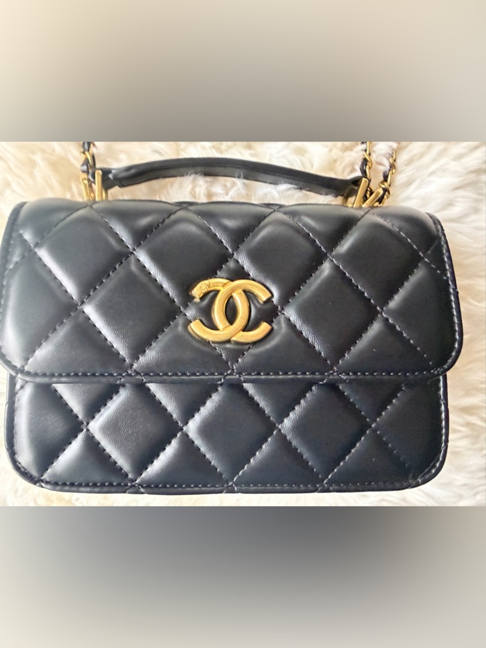 CHANEL Black Quilted Leather Crossbody Bag with Gold Hardware - Picture 5 of 16